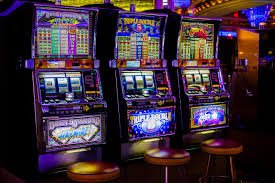 Filipino player accessing apk 6 Casino on a mobile phone browser